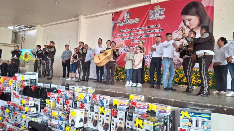 FESTEJA IVAN LUNA Y EL DIF MUNICIPAL DE HUEYTAMALCO A MADRES DE FAMILIA