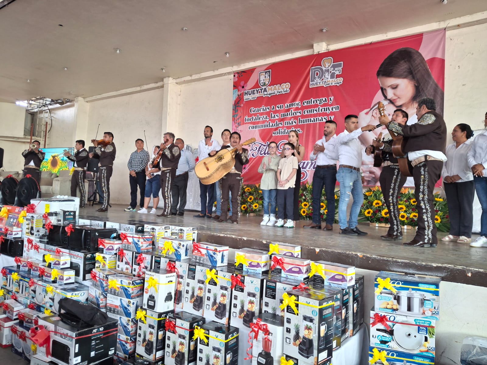 FESTEJA IVAN LUNA Y EL DIF MUNICIPAL DE HUEYTAMALCO A MADRES DE FAMILIA